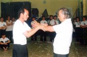 VS Nguyễn Ngọc Nội dạy trưởng tràng Trần Thanh Ngọc trong buổi tập đầu năm Bính Tuất 2006